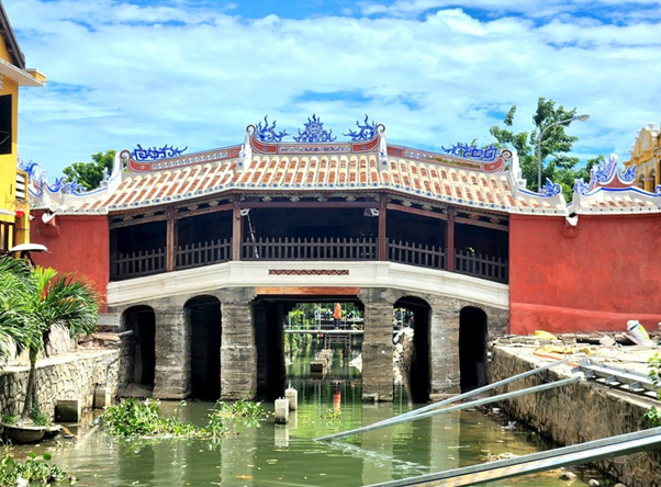 Hình ảnh Chùa Cầu sau khi trùng tu khiến dư luận &quot;dậy sóng&quot;. Ảnh: Quốc Tuấn/Báo Quảng Nam.