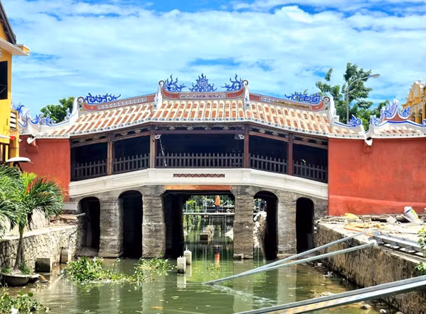 Hình ảnh Chùa Cầu sau khi trùng tu khiến dư luận "dậy sóng". Ảnh: Quốc Tuấn/Báo Quảng Nam.