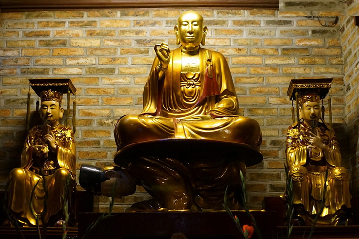 Tổng thể pho tượng “Phật ngồi trên lưng vua” cao hơn 3 m.