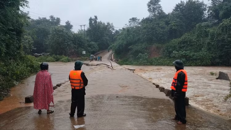 Mưa lớn khiến nước lũ tại các sông ở Quảng Trị lên nhanh, gây ngập lụt tại một số tuyến đường, ngầm tràn tại miền núi và vùng thấp trũng ở đồng bằng.