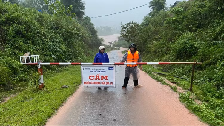 Tại những khu vực này, chính quyền địa phương và bộ đội biên phòng đã triển khai lực lượng tổ chức canh gác để đảm bảo an toàn cho người và phương tiện khi lưu thông.