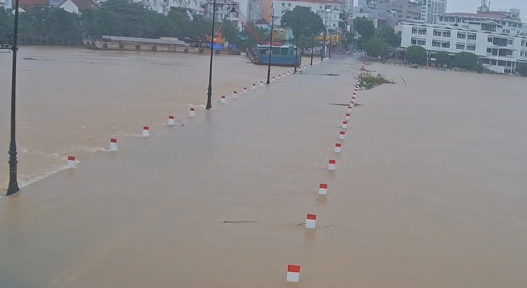 Tại tỉnh Thừa Thiên Huế, nhiều tuyến đường, khu dân cư tại các khu vực trũng thấp cũng đang bị nước lũ &quot;bủa vây&quot;. Nước dâng cao trên sông Bồ phía thượng lưu cầu An Lỗ trên QL1. Đập Đá nối đường Lê Lợi với đường Nguyễn Sinh Cung, TP Huế cũng đang bị ngập khá sâu trưa 18/10. Lực lượng chức năng đã dựng rào chắn, cảnh báo nguy hiểm tại khu vực cầu Đập Đá, đường Lê Lợi, TP Huế.