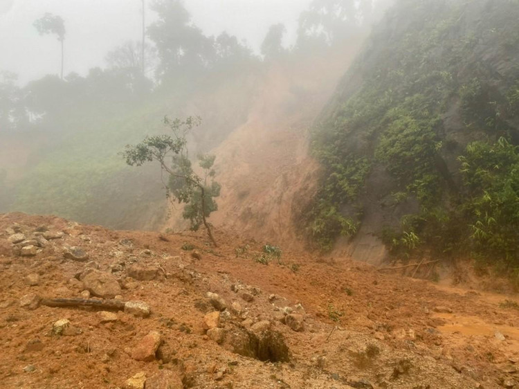 Do ảnh hưởng mưa lớn, sáng 18/10, tại Km 392 +100 trên tuyến đường Hồ Chí Minh đi qua huyện A Lưới (cách Đồn Biên phòng Hương Nguyên 700 m về phía Quảng Nam) đã xảy ra sạt lở đất đá, hàng nghìn m3 đất đá tràn xuống mặt đường, gây ách tắc giao thông. Công an huyện A Lưới đã chỉ đạo Đội CSGT và Công an xã Hương Nguyên chốt chặn, đặt cảnh báo, đồng thời liên hệ Công an huyện Tây Giang thông báo người dân tạm thời không lưu thông tuyến đường Hồ Chí Minh từ Quảng Nam ra.