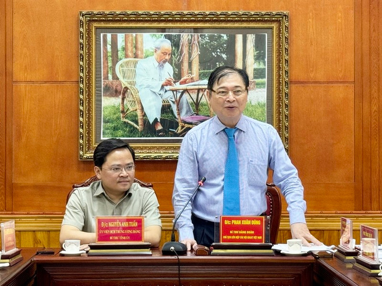 Đồng chí Phan Xuân Dũng, Bí thư Đảng đoàn, Chủ tịch Liên hiệp Hội Việt Nam phát biểu tại buổi làm việc với Tỉnh ủy Bắc Ninh.