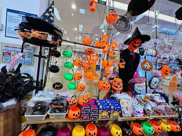 Ảnh: Đa dạng các mặt hàng phục vụ cho lễ hội Halloween