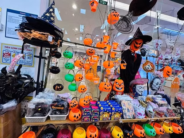Ảnh: Đa dạng các mặt hàng phục vụ cho lễ hội Halloween