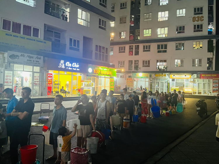 Người dân khu đô thị Thanh Hà thiếu nước trầm trọng những ngày qua. Ảnh: Hoàng Thảo.