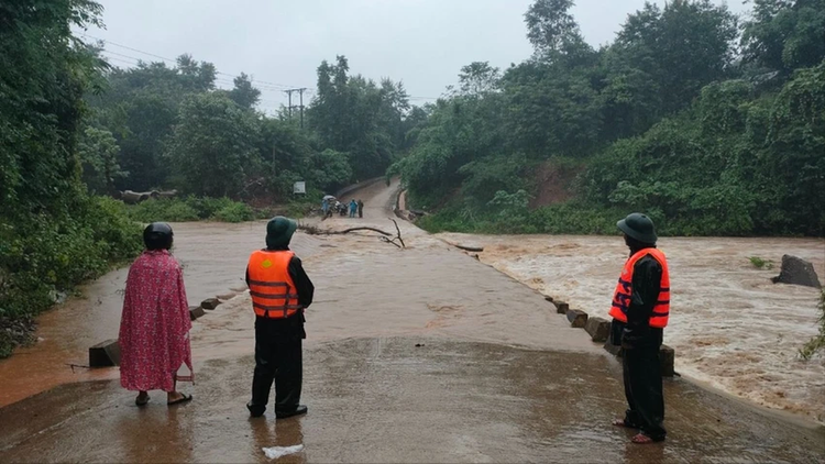 Mưa lớn khiến nước lũ tại các sông ở Quảng Trị lên nhanh, gây ngập lụt tại một số tuyến đường, ngầm tràn tại miền núi và vùng thấp trũng ở đồng bằng.