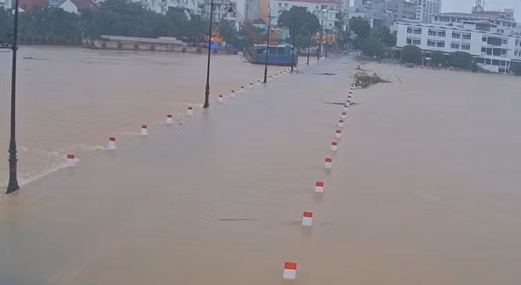 Tại tỉnh Thừa Thiên Huế, nhiều tuyến đường, khu dân cư tại các khu vực trũng thấp cũng đang bị nước lũ "bủa vây". Nước dâng cao trên sông Bồ phía thượng lưu cầu An Lỗ trên QL1. Đập Đá nối đường Lê Lợi với đường Nguyễn Sinh Cung, TP Huế cũng đang bị ngập khá sâu trưa 18/10. Lực lượng chức năng đã dựng rào chắn, cảnh báo nguy hiểm tại khu vực cầu Đập Đá, đường Lê Lợi, TP Huế.