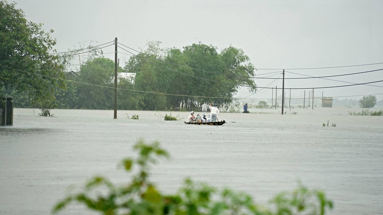 Nhiều tuyến đường ở huyện Hải Lăng bị ngập sâu, người dân phải di chuyển bằng ghe, thuyền.