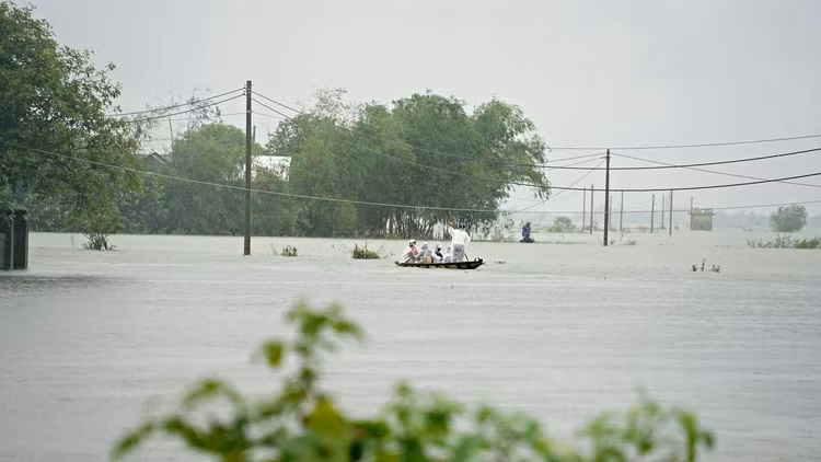 Nhiều tuyến đường ở huyện Hải Lăng bị ngập sâu, người dân phải di chuyển bằng ghe, thuyền.