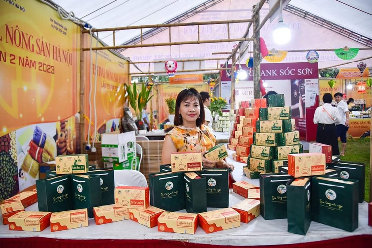 Nữ giám đốc Trần Thị Thuần bên những sản phẩm của Hợp tác xã Tâm Ngọc.