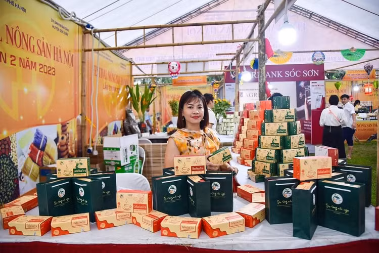 Nữ giám đốc Trần Thị Thuần bên những sản phẩm của Hợp tác xã Tâm Ngọc.