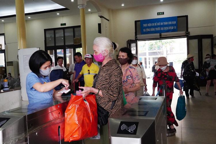 Hành khách đi tàu chủ yếu là người già, em bé