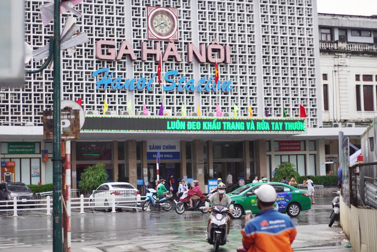 Trải qua nhiều thời kỳ lịch sử, dù là đầu mối của đường sắt quốc gia liên tỉnh hay đường sắt đô thị, phục vụ kinh tế - xã hội hay quân sự, ga Hà Nội đều cho thấy vị trí đắc địa của mình.