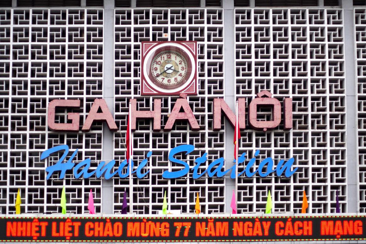 Trước đây, Ga Hà Nội có tên là Ga Hàng Cỏ. Năm 1975, sau khi giải phóng miền Nam, thống nhất đất nước, ga được đổi tên thành Ga Hà Nội.