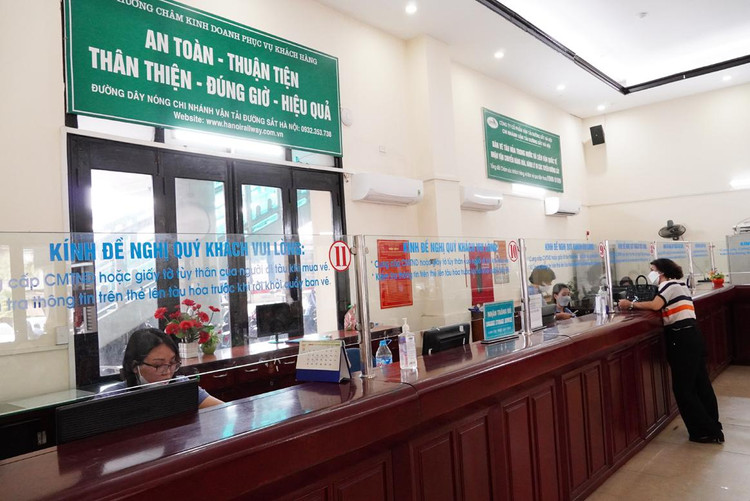 Những năm gần đây, do sự phát triển của hàng không, đường bộ cũng như phương tiện cá nhân nên vai trò của đường sắt đã giảm đi rất nhiều.