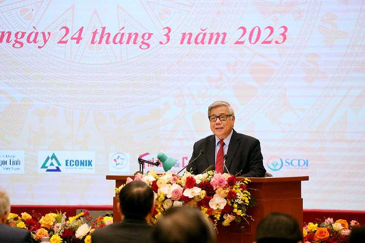 GS.TSKH.Nhà giáo Nhân dân Vũ Minh Giang - Phó Chủ tịch Hội Khoa học Lịch sử Việt Nam.