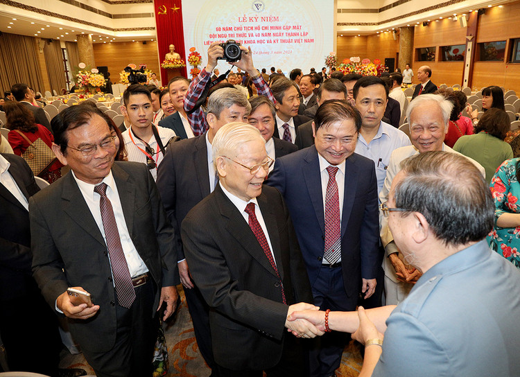 Tổng Bí thư Nguyễn Phú Trọng trò chuyện với các đại biểu tại buổi lễ.