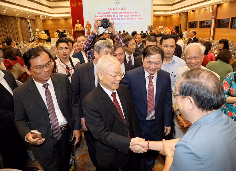 Tổng Bí thư Nguyễn Phú Trọng trò chuyện với các đại biểu tại buổi lễ.