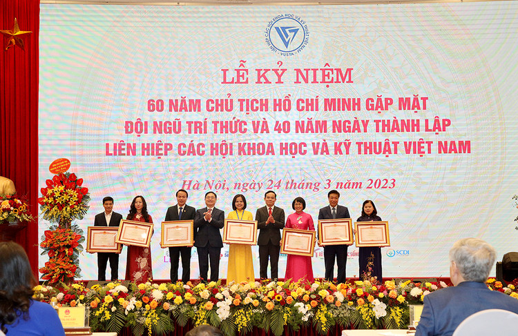 Đồng chí Trần Lưu Quang, Ủy viên Trung ương Đảng, Phó Thủ tướng Chính phủ và đồng chí Phan Xuân Dũng, Bí thư Đảng đoàn, Chủ tịch Liên hiệp các Hội KH&amp;KT Việt Nam trao tặng Bằng khen của Thủ tướng Chính phủ cho các tập thể và cá nhân.