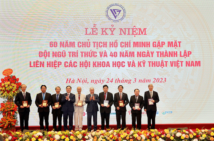 Đồng chí Đỗ Văn Chiến, Bí thư Trung ương Đảng, Chủ tịch Uỷ ban Trung ương Mặt trận Tổ quốc Việt Nam và Đồng chí Phan Xuân Dũng, Bí thư Đảng Đoàn, Chủ tịch Liên hiệp các Hội KH&amp;KT Việt Nam tặng Biểu trưng tri ân các đồng chí nguyên Lãnh đạo Liên hiệp Hội Việt Nam qua các thời kỳ.