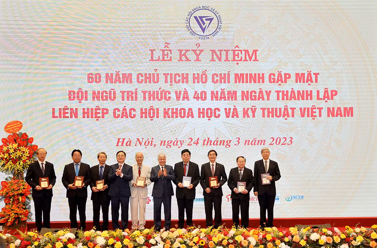 Đồng chí Đỗ Văn Chiến, Bí thư Trung ương Đảng, Chủ tịch Uỷ ban Trung ương Mặt trận Tổ quốc Việt Nam và Đồng chí Phan Xuân Dũng, Bí thư Đảng Đoàn, Chủ tịch Liên hiệp các Hội KH&amp;KT Việt Nam tặng Biểu trưng tri ân các đồng chí nguyên Lãnh đạo Liên hiệp Hội Việt Nam qua các thời kỳ.