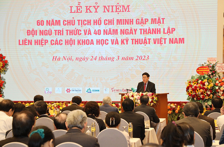 GS.TSKH.NGND. Nguyễn Thiện Phúc - Chủ tịch Liên hiệp các Hội KH&amp;KT Hà Nội khóa I phát biểu.