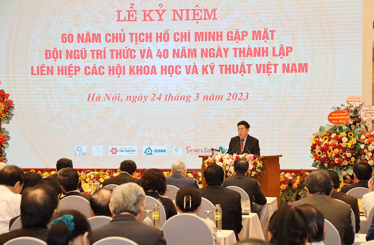 GS.TSKH.NGND. Nguyễn Thiện Phúc - Chủ tịch Liên hiệp các Hội KH&amp;KT Hà Nội khóa I phát biểu.