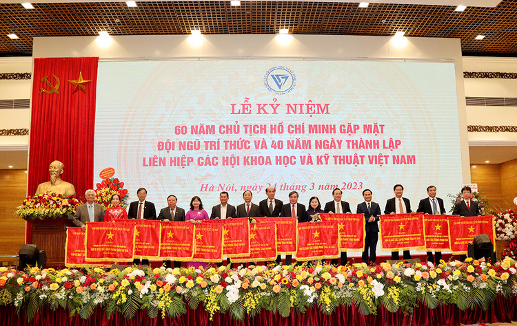 Đồng chí Phạm Quang Thao, Phó Chủ tịch, Chủ nhiệm Ủy ban Kiểm tra Liên hiệp Hội Việt Nam và đồng chí Phạm Ngọc Linh, Phó Chủ tịch Liên hiệp Hội Việt Nam trao tặng Cờ thi đua cho các đơn vị.