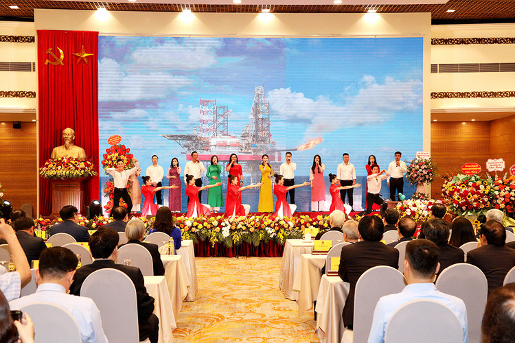 Chương trình văn nghệ chào mừng Lễ kỷ niệm.