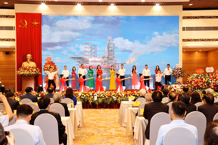 Chương trình văn nghệ chào mừng Lễ kỷ niệm.