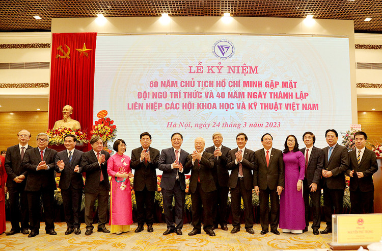 Các đồng chí lãnh đạo, nguyên lãnh đạo Liên hiệp Hội Việt Nam chụp ảnh kỷ niệm với Đồng chí Nguyễn Phú Trọng, Tổng Bí thư Ban Chấp hành Trung ương Đảng Cộng sản Việt Nam.