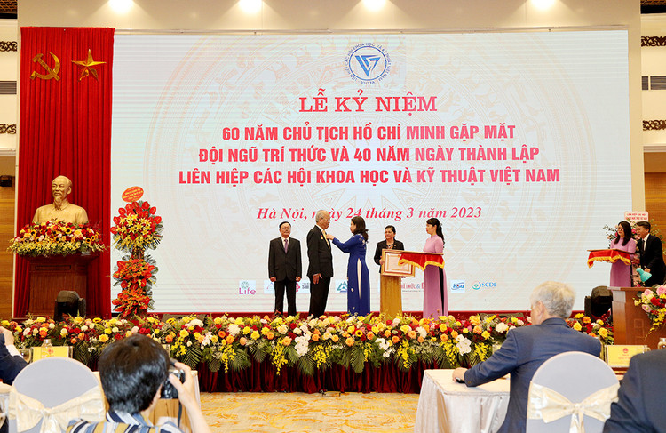 Phó Chủ tịch nước Võ Thị Ánh Xuân trao Huân chương Lao động cho tập thể và các cá nhân đạt thành tích xuất sắc.