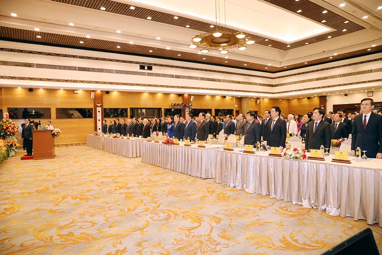 Tổng Bí thư cùng các lãnh đạo Đảng, Nhà nước và các đại biểu thực hiện nghi lễ chào cờ.