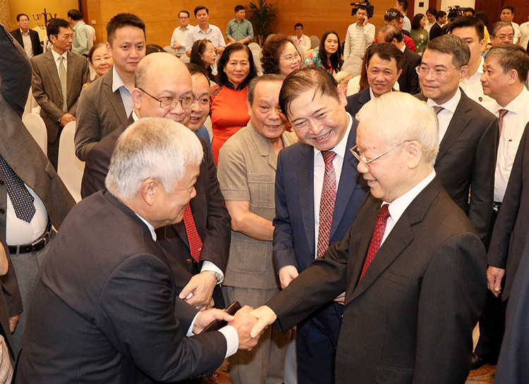 Đồng chí Nguyễn Phú Trọng, Tổng Bí thư Ban Chấp hành Trung ương Đảng Cộng sản Việt Nam thăm hỏi, động viên đội ngũ trí thức, nhà khoa học tại buổi lễ.