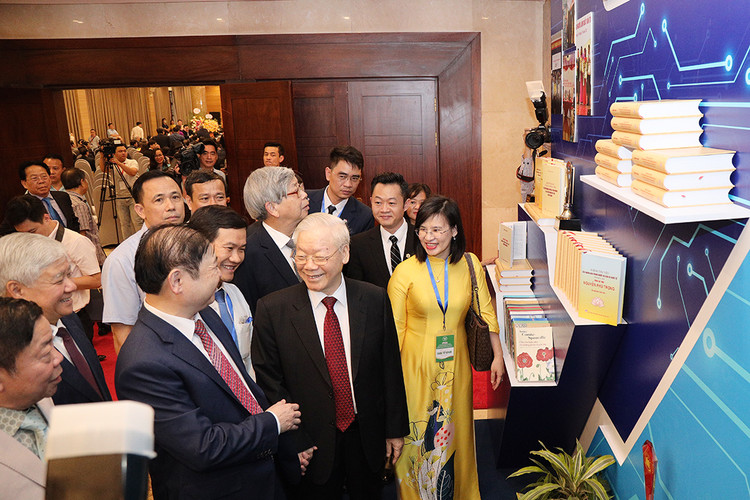 Tổng Bí thư Nguyễn Phú Trọng và các đại biểu tham quan các gian trưng bày sách của Nhà xuất bản Tri Thức.
