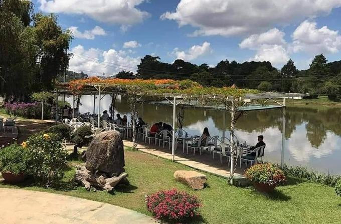 Ốc đảo Bích Câu nằm giữa thắng cảnh hồ Xuân Hương.