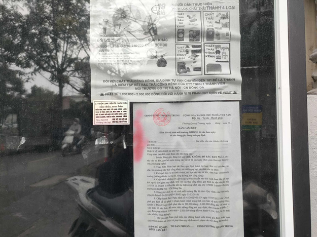 Bảng tin cư dân ở đầu ngõ 43 Nguyễn Ngọc Doãn ghi rõ các quy định về phân loại rác thải và mức phạt đối với hành vi đổ rác sai quy định. Bảng tin cư dân ở đầu ngõ 43 Nguyễn Ngọc Doãn ghi rõ các quy định về phân loại rác thải và mức phạt đối với hành vi đổ rác sai quy định.