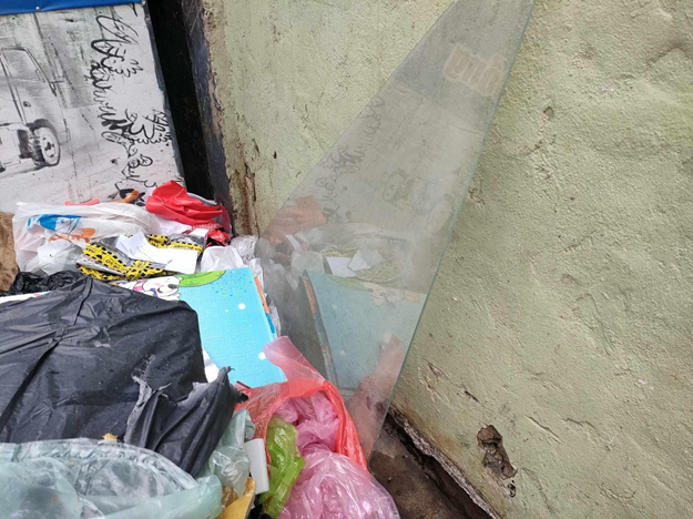 Ngoài rác thải sinh hoạt, rác cồng kềnh cũng được dựng ở vỉa hè. Điều này không chỉ vi phạm quy định về vệ sinh môi trường mà còn làm mất mỹ quan đô thị. Ngoài rác thải sinh hoạt, rác cồng kềnh cũng được dựng ở vỉa hè. Điều này không chỉ vi phạm quy định về vệ sinh môi trường mà còn làm mất mỹ quan đô thị.