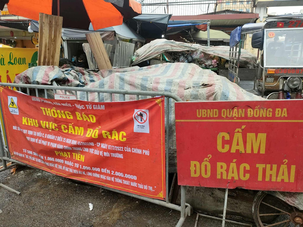 Để hạn chế tình trạng đổ rác không đúng nơi quy định, nhiều tuyến phố ở Hà Nội phải đặt biển cấm đổ rác. Để hạn chế tình trạng đổ rác không đúng nơi quy định, nhiều tuyến phố ở Hà Nội phải đặt biển cấm đổ rác.