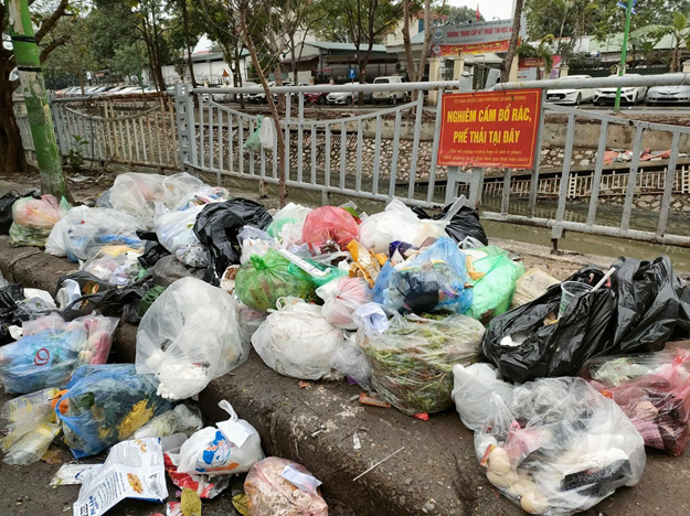 Tuy nhiên, cách bảng tin khoảng 10m xuất hiện tình trạng đổ trộm rác thải. Biển cấm đồ rác như “tàng hình” không ai để ý tới. Tuy nhiên, cách bảng tin khoảng 10m xuất hiện tình trạng đổ trộm rác thải. Biển cấm đồ rác như “tàng hình” không ai để ý tới.