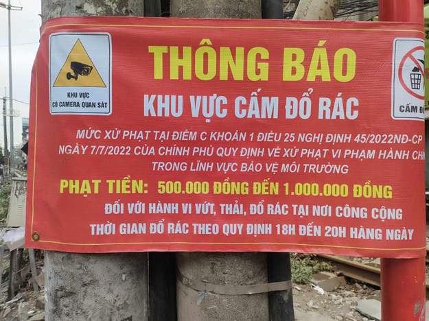 Khu vực đường Lê Duẩn ghi rõ các quy định về phân loại rác thải và mức phạt đối với hành vi đổ rác sai quy định, tuy nhiên rác thải vẫn bị vứt ngay dưới biển cấm. Khu vực đường Lê Duẩn ghi rõ các quy định về phân loại rác thải và mức phạt đối với hành vi đổ rác sai quy định, tuy nhiên rác thải vẫn bị vứt ngay dưới biển cấm.