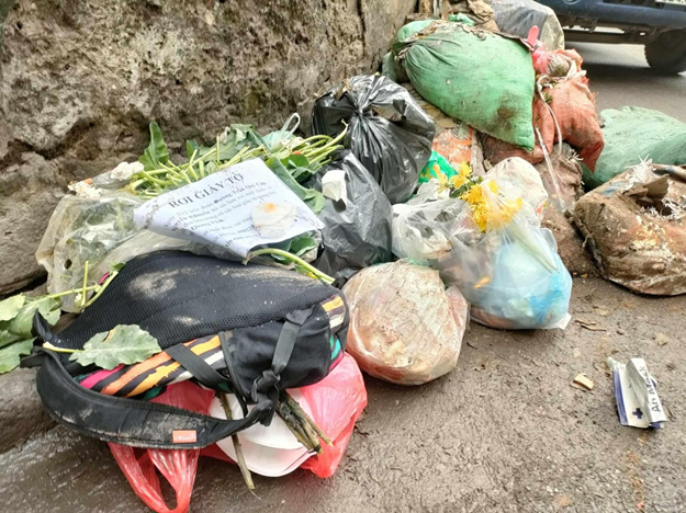 Vừa qua, Phó Chủ tịch UBND TP Hà Nội Nguyễn Trọng Đông đã giao UBND các quận Ba Đình, Hoàn Kiếm, Đống Đa, Hai Bà Trưng lắp camera nhằm phát hiện, xử lý nghiêm hành vi đổ trộm rác thải. Nhiều người dân kỳ vọng sau khi triển khai việc lắp camera “phạt nguội“, tình trạng người dân đổ trộm rác thải sẽ giảm bớt. Vừa qua, Phó Chủ tịch UBND TP Hà Nội Nguyễn Trọng Đông đã giao UBND các quận Ba Đình, Hoàn Kiếm, Đống Đa, Hai Bà Trưng lắp camera nhằm phát hiện, xử lý nghiêm hành vi đổ trộm rác thải. Nhiều người dân kỳ vọng sau khi triển khai việc lắp camera “phạt nguội“, tình trạng người dân đổ trộm rác thải sẽ giảm bớt.