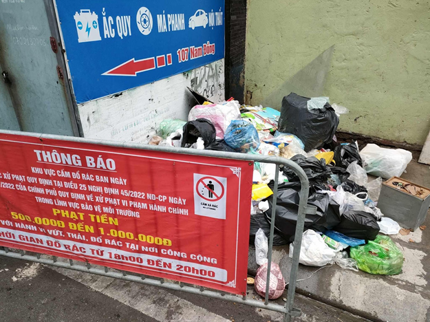 Dù trên biển cấm có nêu rõ “Khu vực có camera quan sát” như không hề có giá trị tại phố Nam Đồng, quận Đống Đa, TP Hà Nội. Dù trên biển cấm có nêu rõ “Khu vực có camera quan sát” như không hề có giá trị tại phố Nam Đồng, quận Đống Đa, TP Hà Nội.