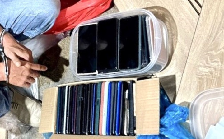 60 điện thoại Nhị trộm tại tiệm cầm đồ bị lực lượng công an thu giữ (ảnh CACC)