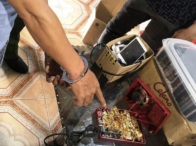 Nhị chỉ nơi cất giấu tài sản là vòng vàng, dây chuyền vàng, điện thoại... trộm được từ tiệm cầm đồ (ảnh CACC)