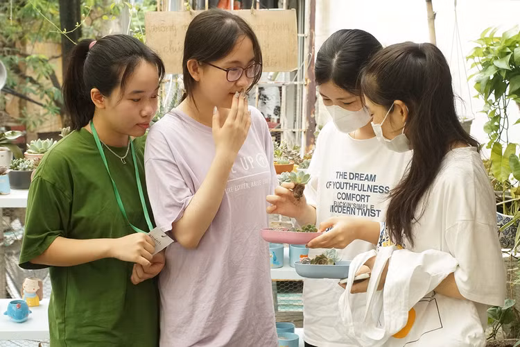 Nguyễn Thị Oanh (ngoài cùng bên phải), sinh viên trường Đại học mở Hà Nội cho biết qua Fanpage của Green Life giúp chúng ta nâng cao ý thức bảo vệ môi trường , có thể tái sử dụng các sản phẩm từ chai nhựa hữu ích hơn, qua đó lan tỏa lối sống xanh với mọi người.