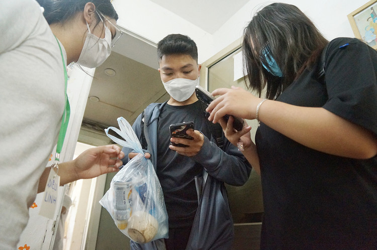 Đến đây các bạn trẻ sẽ được các thành viên Green Life hướng dẫn thủ tục nhận sao.