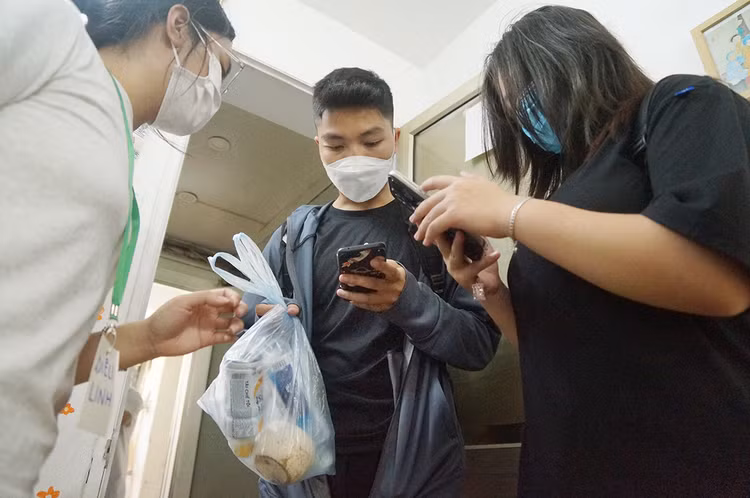 Đến đây các bạn trẻ sẽ được các thành viên Green Life hướng dẫn thủ tục nhận sao.